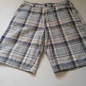 Timberland Men's Plaid Flat-Front Shorts in Navy and Cream Size 33